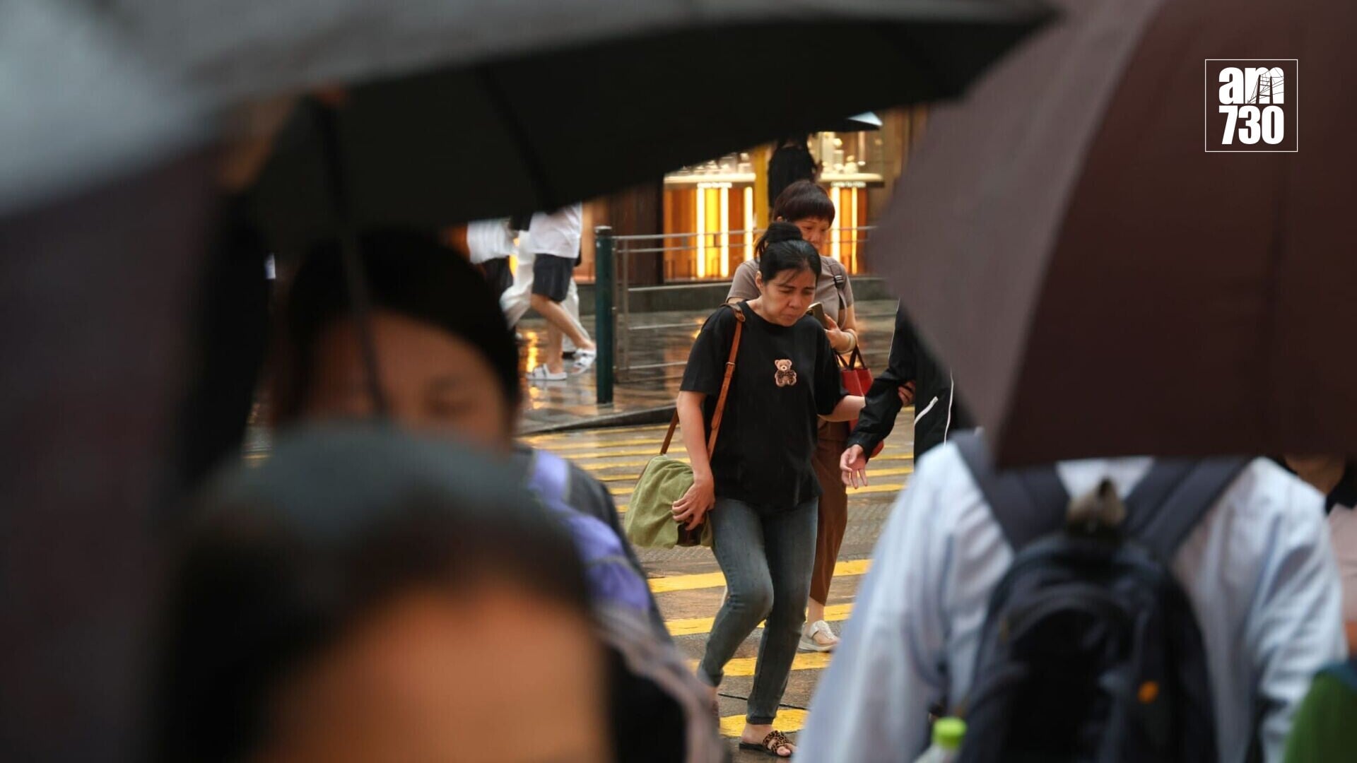 天文台在上午11時10分發出黃色暴雨警告信號(周令知攝)