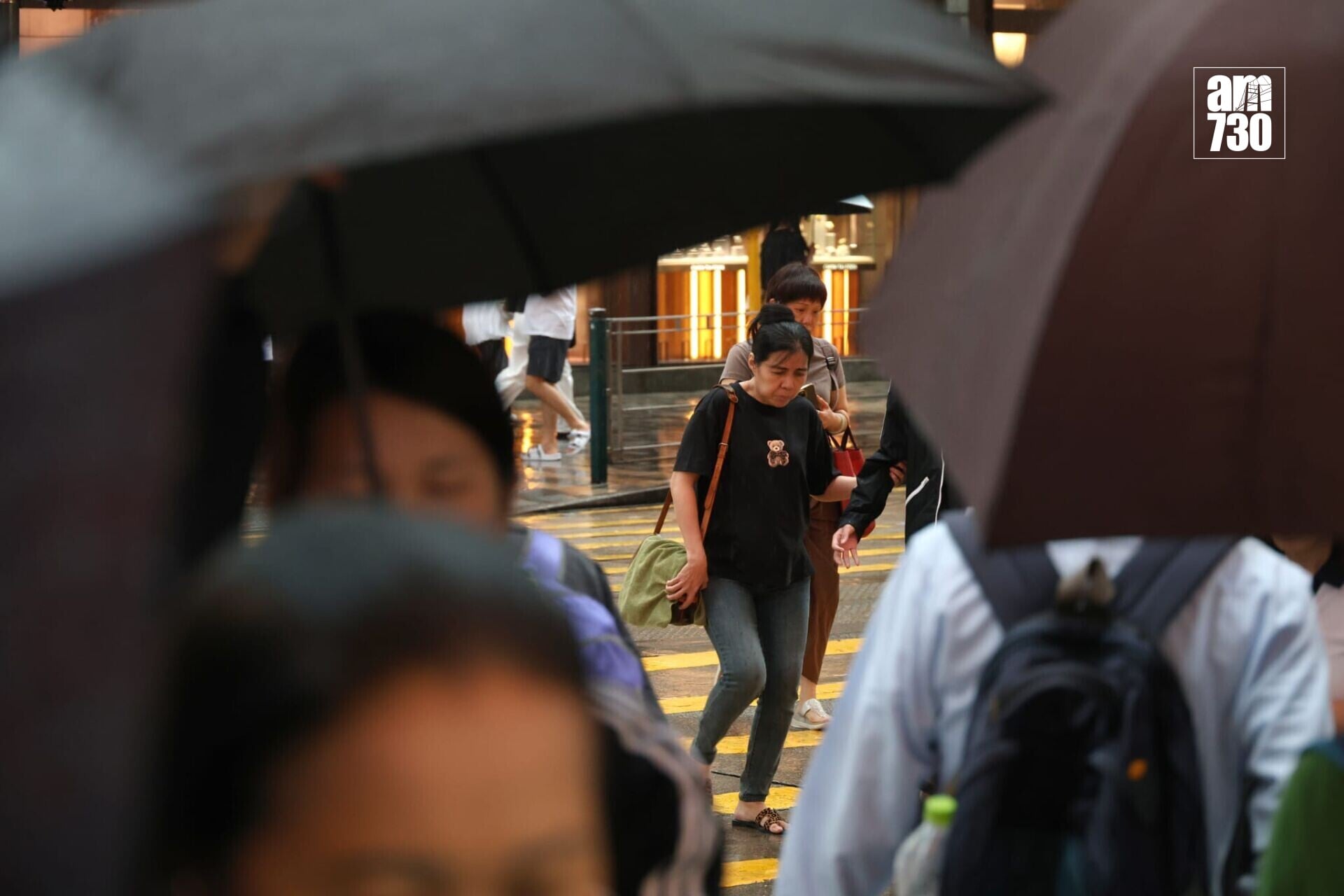 天文台在上午11時10分發出黃色暴雨警告信號(周令知攝)