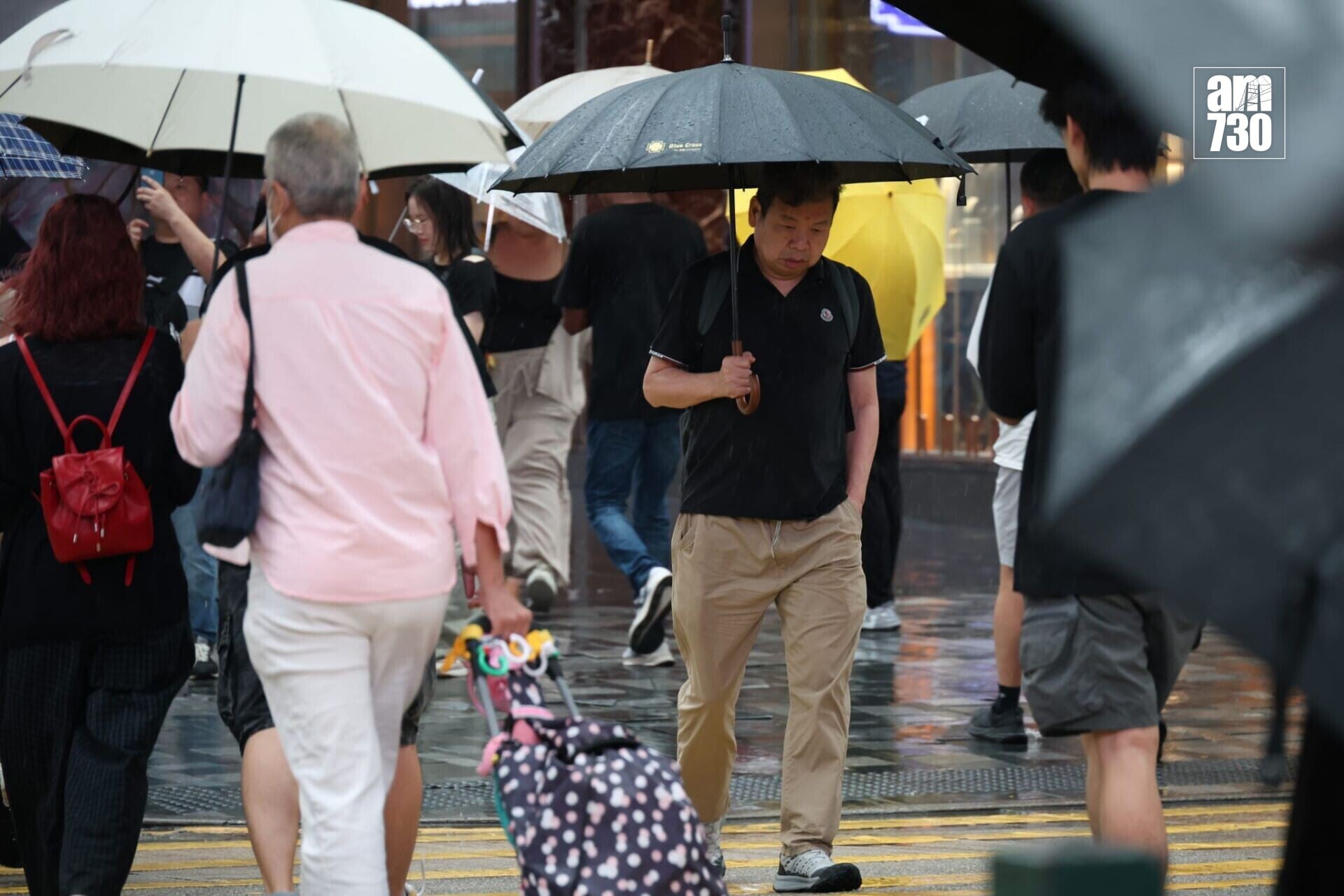 天文台在上午11時10分發出黃色暴雨警告信號(周令知攝)