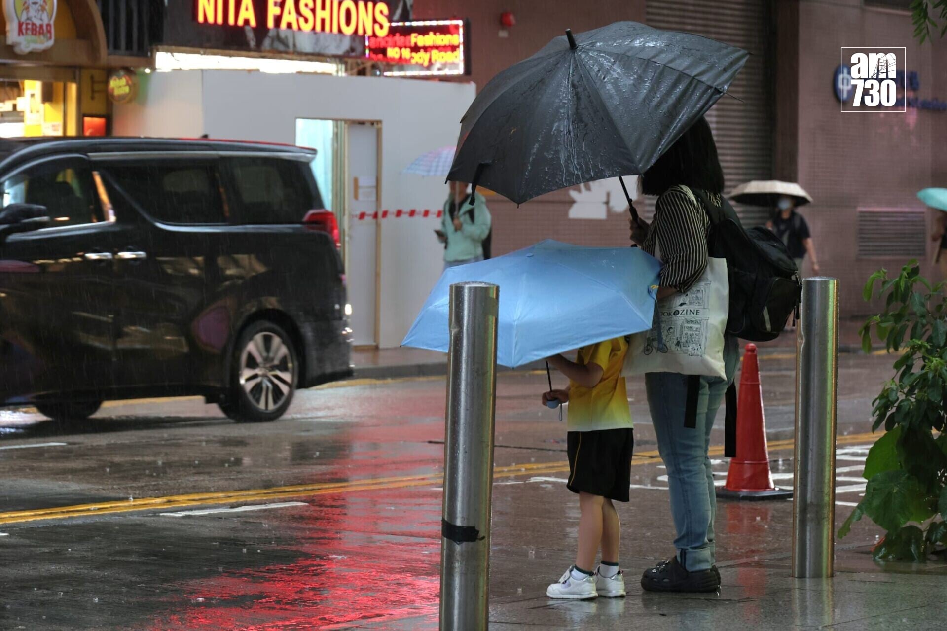 天文台在上午11時10分發出黃色暴雨警告信號(周令知攝)