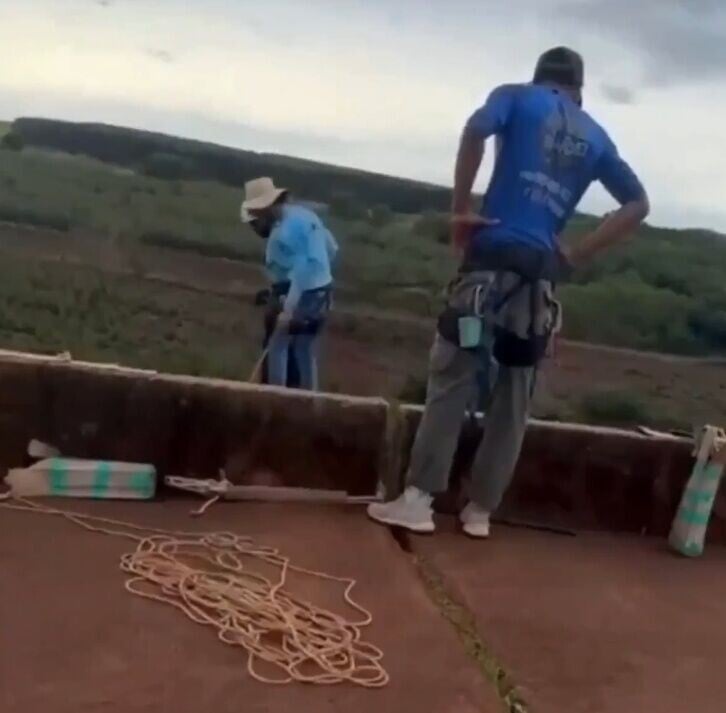 Maria墮下瞬間,工作人員疑似仍未察覺根本沒有為她扣上安全繩。(X)