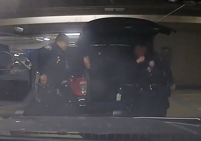 Roy見狀亦在車內掏槍瞄向車外同僚。詎料手槍走火,子彈射穿車輛擋風玻璃後擊中車外警員肩膀。(X)