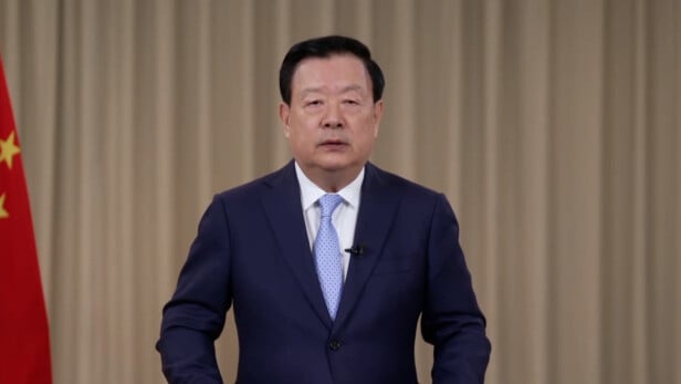 夏寶龍歡迎到北京參與全國兩會的港澳人大代表和政協委員，希望各人充分認識「十五五」時期對港澳的非凡意義。（國務院港澳辦資料圖片）