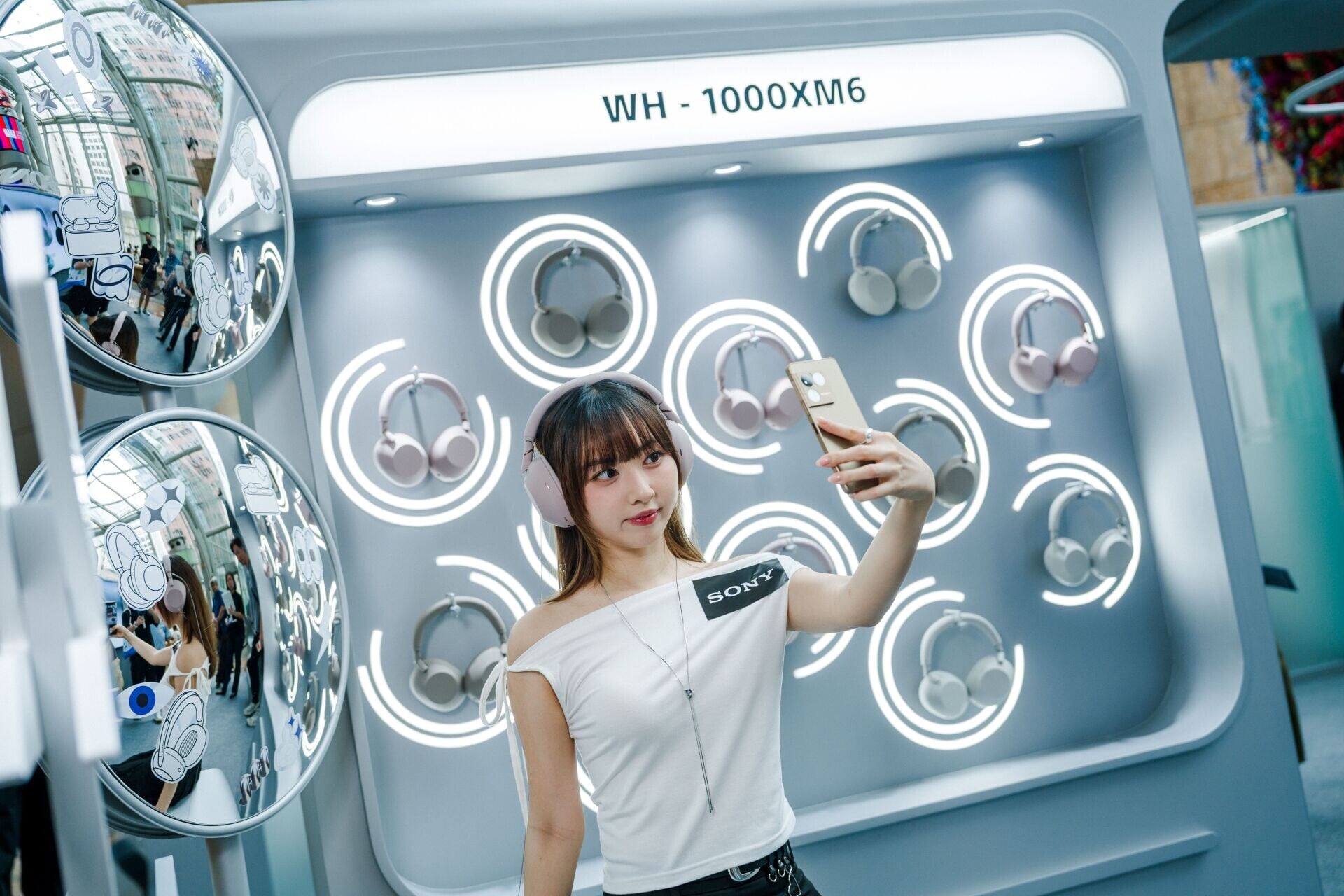 Sony 1000X Mastery的1000 x Myself時尚穿搭打卡位可試用不同色調的XM6耳機。