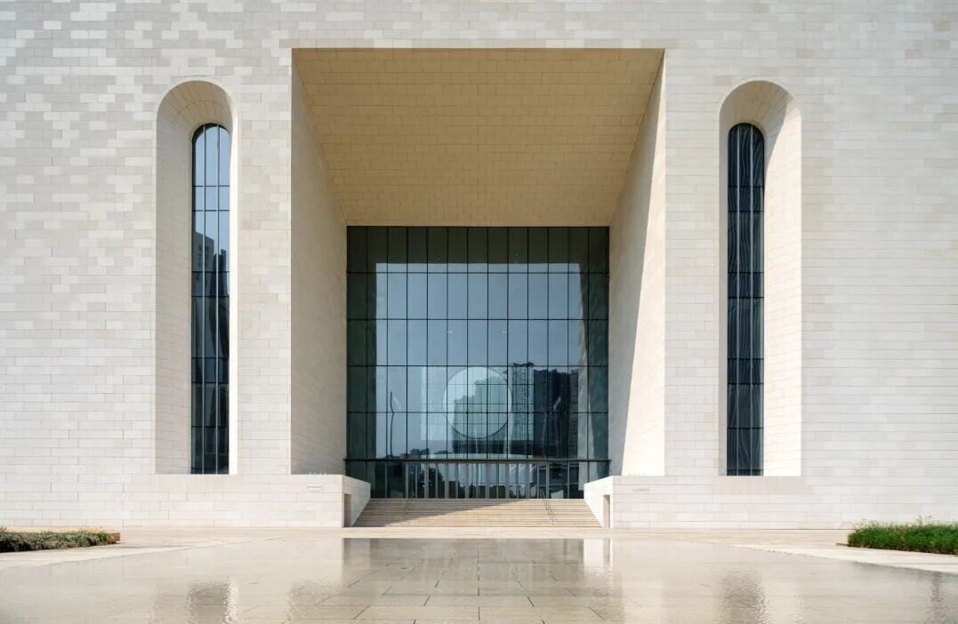 深圳國際美術館南館外牆以厚重沉穩的天然石材飾面,通過精密切割與方正幾何的拼接,呈現出西方古典建築般的秩序感與莊嚴質感。(圖片來源:深圳光明區微信)