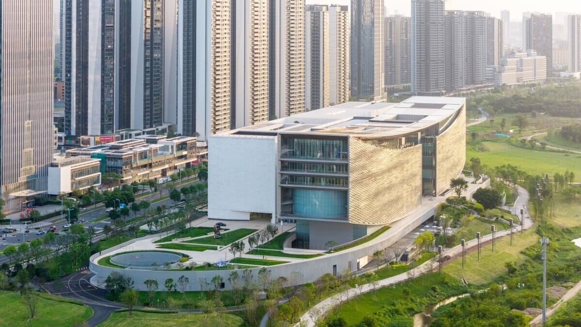 位於深圳光明區的深圳國際美術館,總建築面積約13.5萬平方米,為新時代重要文化設施之一。由2020年施工至今,歷時6年落成啟用。(圖片來源:視覺中國)