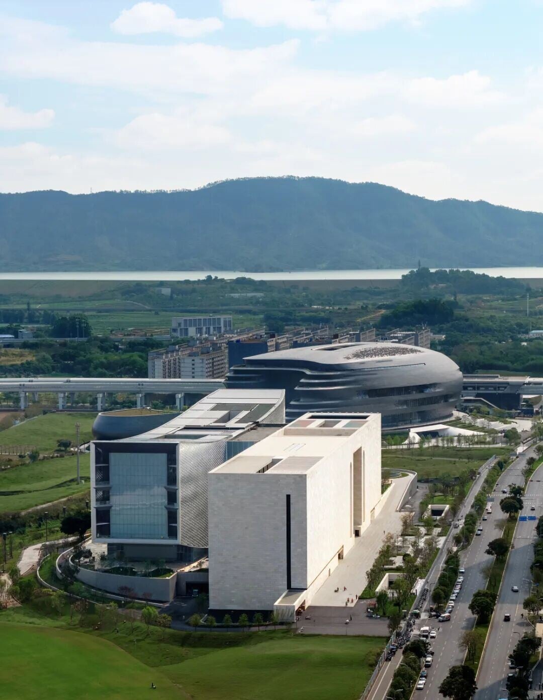 深圳國際美術館旁,是另一深圳新時代重點文化設施--深圳科學技術館,以「科學+藝術」為光明區建造未來的文化地標。(圖片來源:深圳光明微信)