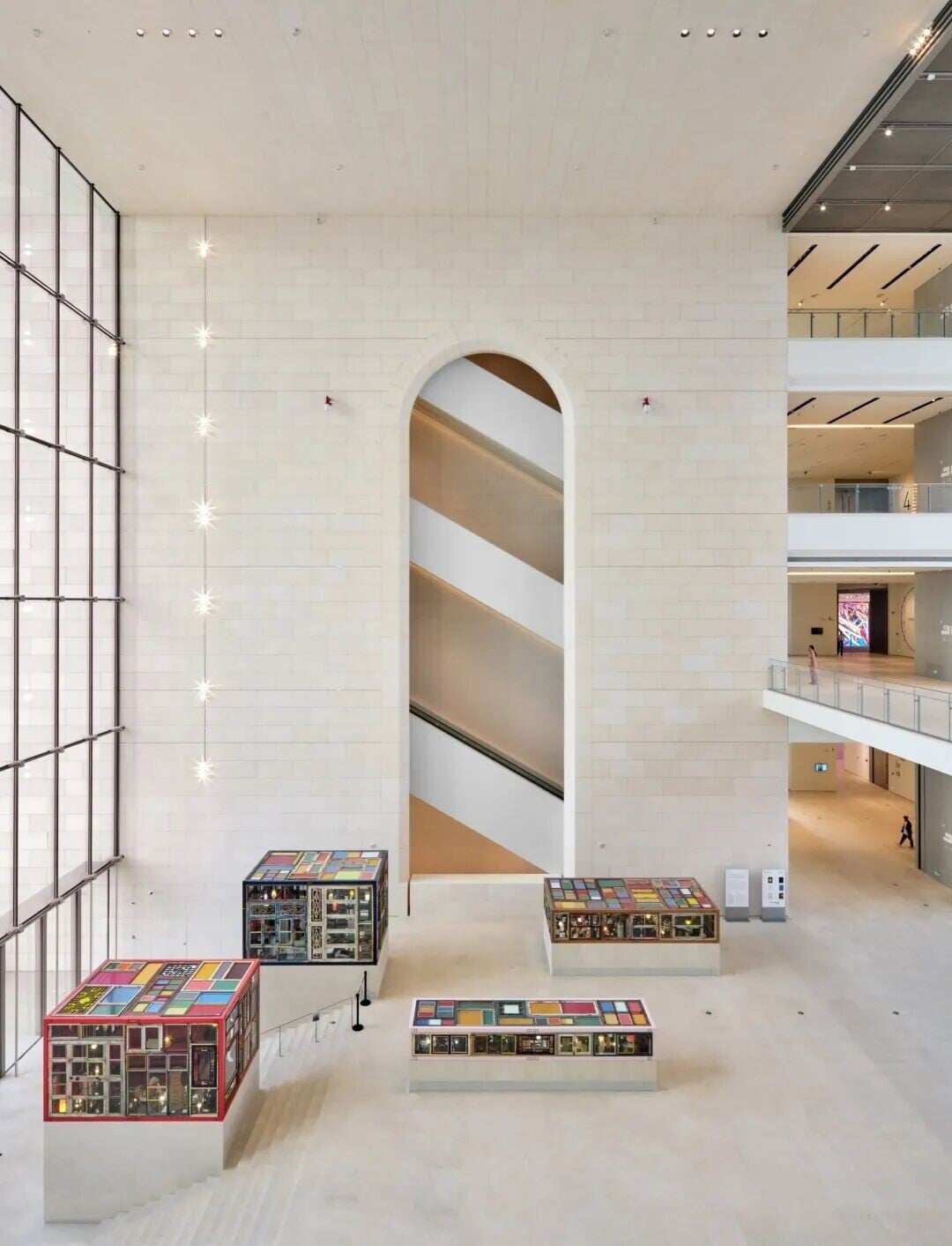 深圳國際美術館中庭展示歐洲色彩的博物館,圖為世界之窗展覽。(圖片來源:深圳國際美術館官方微信)