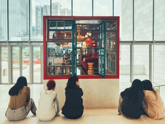深圳國際美術館中庭,有不同的木質展櫃呈現世界各地的日常生活展品,呈現方式別具一幟。(圖片來源:深圳國際美術館官方微信)