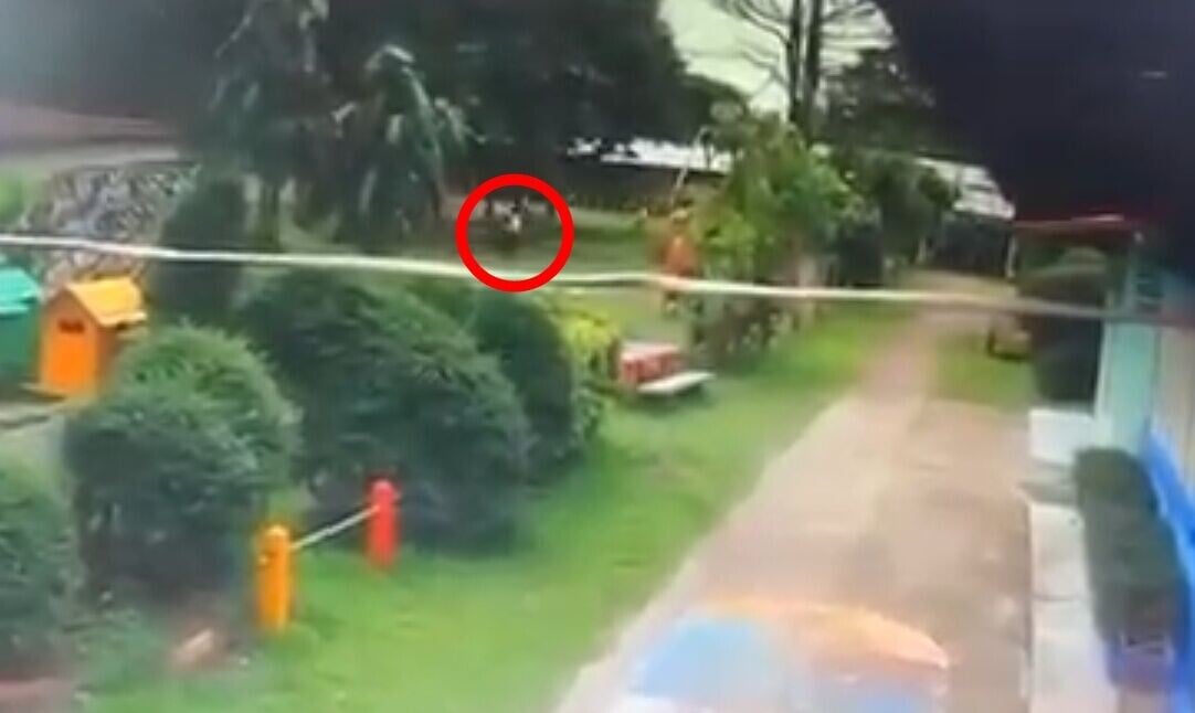 女教師拼命逃跑。(X)