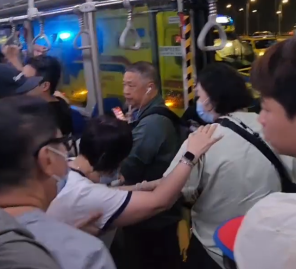 機場禁區南停機坪兩輛運載飛機搭客的穿梭巴士相撞,造成4人受傷。有涉事穿梭巴士乘客拍得有傷者由家屬及機場職員陪同下離開巴士步行登救護車。(Threads)
