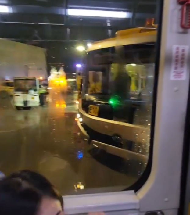 機場禁區南停機坪兩輛運載飛機搭客的穿梭巴士相撞,造成4人受傷。有涉事穿梭巴士乘客拍得有傷者由家屬及機場職員陪同下離開巴士步行登救護車。(Threads)