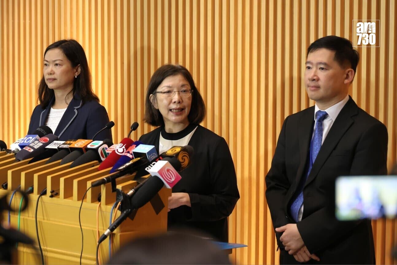 (左起)政制局常任秘書長黃少珠、政制及內地事務局局長謝小華及政制局副局長胡健民。(周令知攝)
