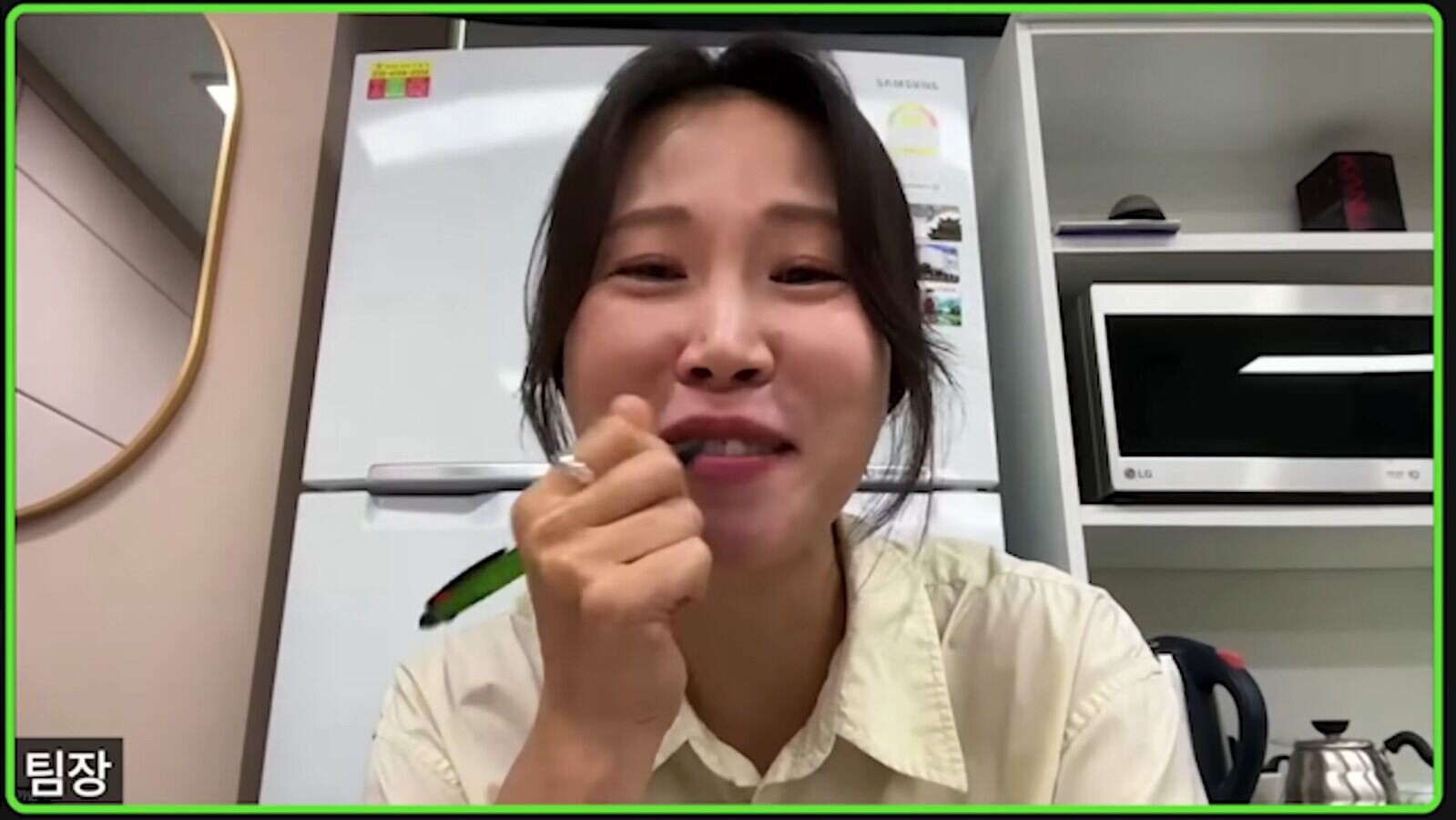 其他開ZOOM的同事只能忍笑