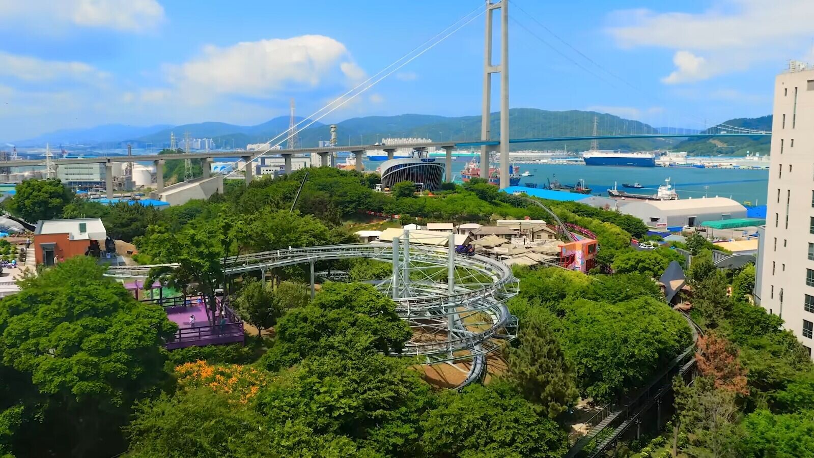 拍攝地點為南韓長生浦鯨魚文化特區的人氣遊樂設施Whales Cart