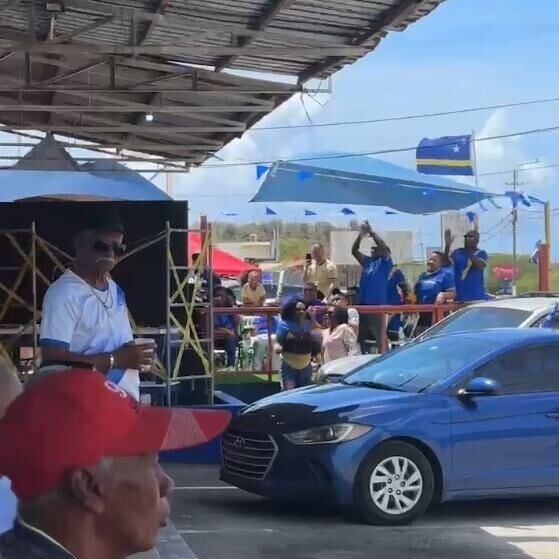 華人老闆娘將店內電視搬到門外與球迷一同睇世界盃,並免費提供燒烤招待