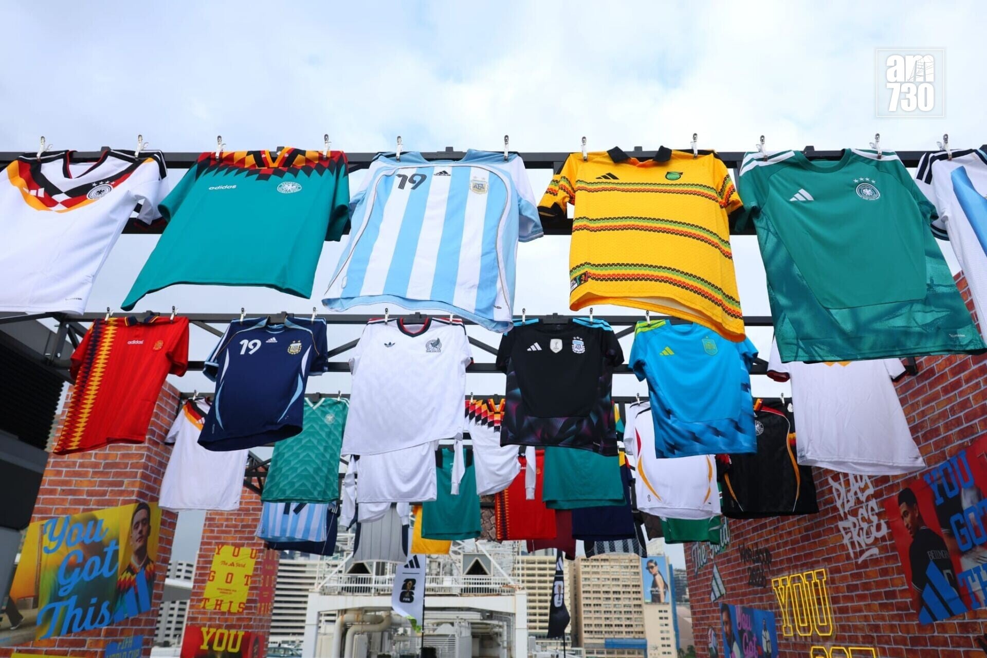 adidas亦展出為今屆FIFA世界盃傾力打造的一系列主場、客場球衣、復刻系列以及潮流服飾,打造出「球衣之海」。