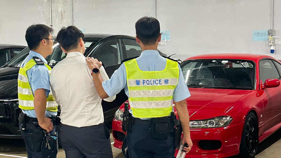 一輛私家車在青衣青尚路迴旋處多次懷疑作出危險駕駛行為，25歲姓林本地男司機被捕。(警方圖片)