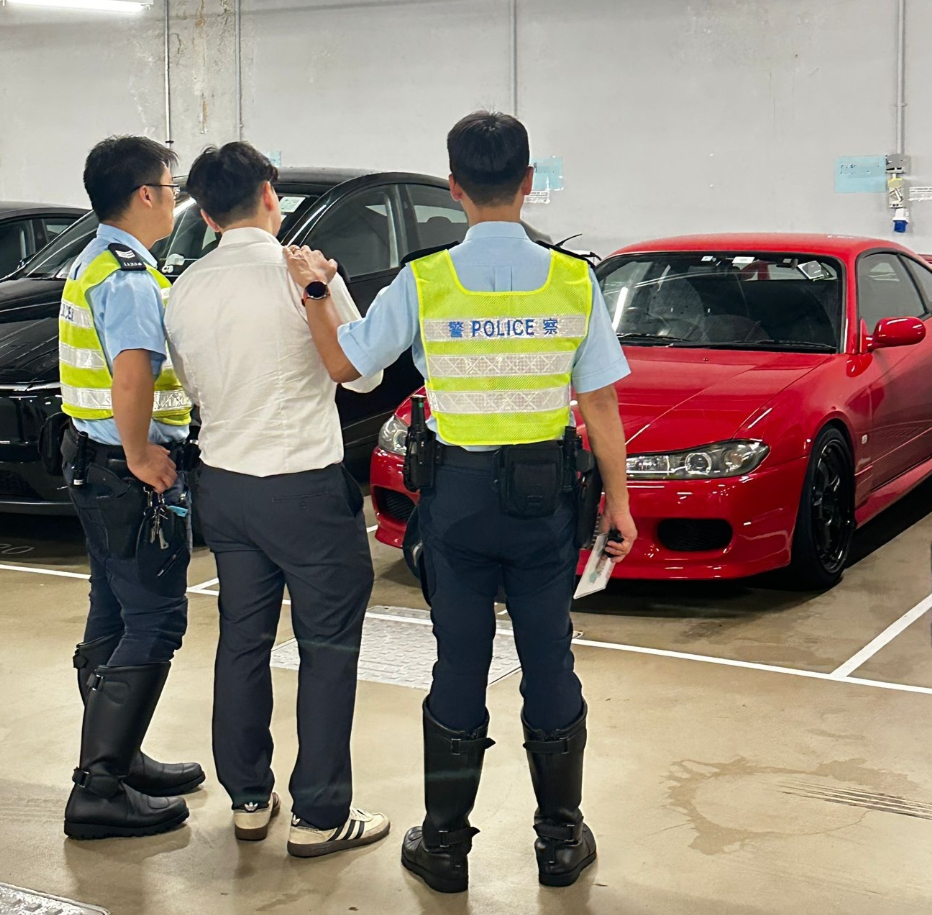 一輛私家車在青衣青尚路迴旋處多次懷疑作出危險駕駛行為,25歲姓林本地男司機被捕。(警方圖片)