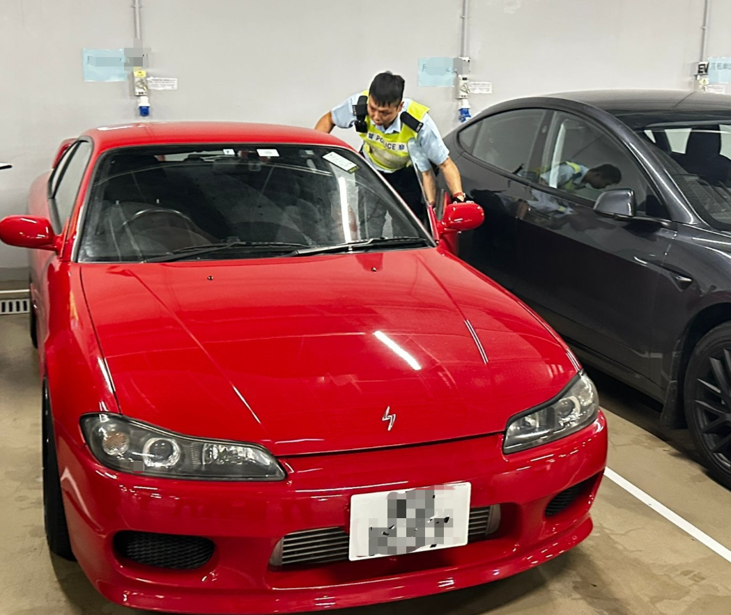 一輛私家車在青衣青尚路迴旋處多次懷疑作出危險駕駛行為,25歲姓林本地男司機被捕。(警方圖片)