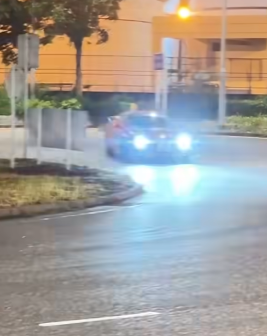 一輛私家車在青衣青尚路迴旋處多次懷疑作出危險駕駛行為,人員於今日(15日)上午拘捕一名25歲姓林本地男子