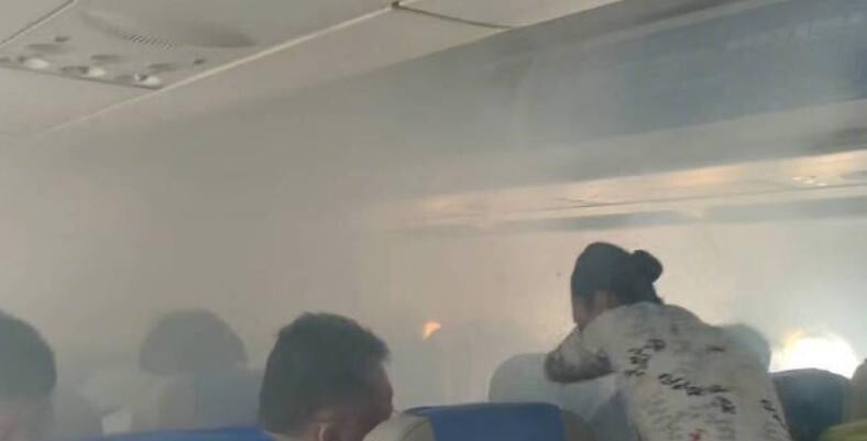 機艙內瀰漫大量煙霧。（圖／翻攝新浪微博）