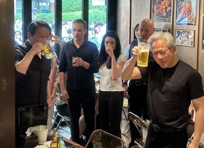 在7日,黃仁勳再度與崔泰源到江南區的一間炸雞店大歎「炸雞啤酒」。(X)