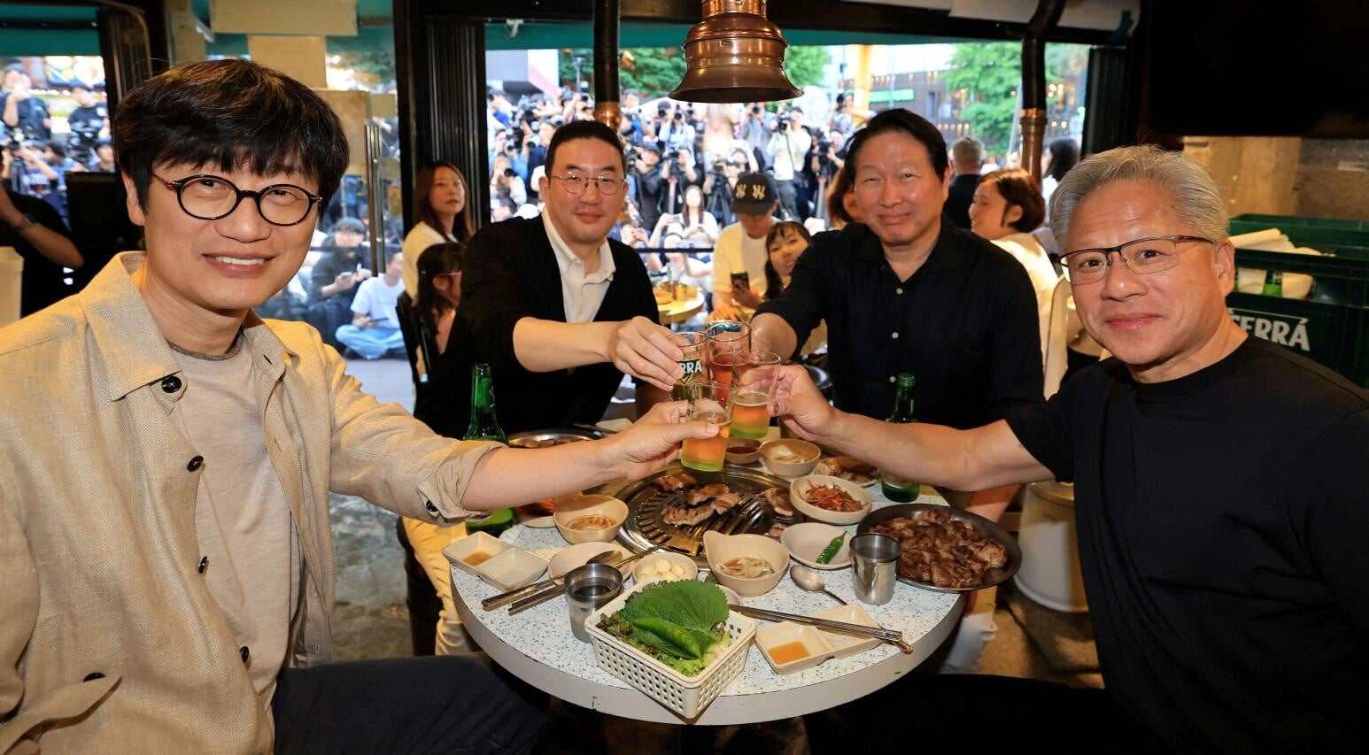 (左起)NAVER創辦人李海珍、LG集團會長具光謨、SK集團會長崔泰源、輝達執行長黃仁勳共享烤肉。(圖/路透社)