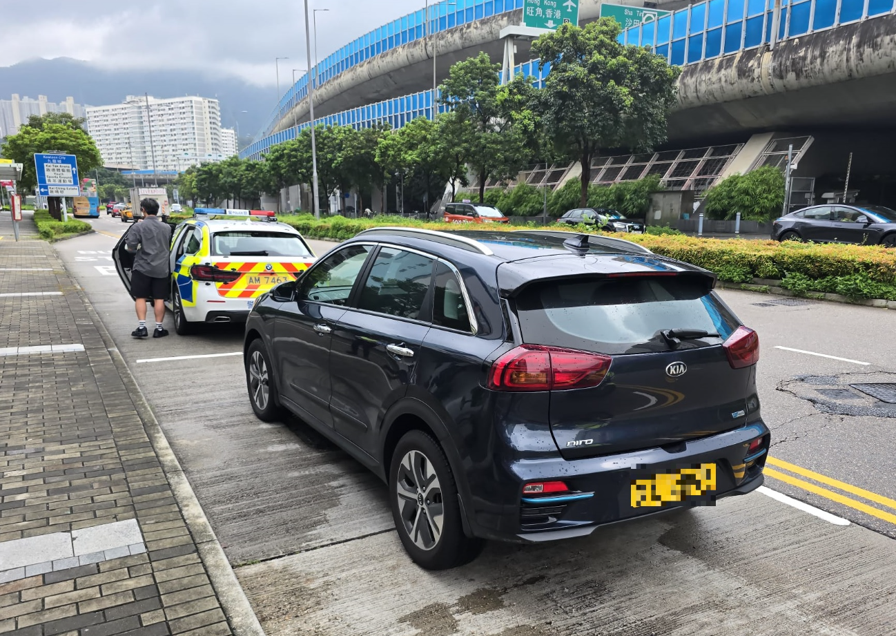 東九龍總區警員喬裝乘客成功截獲兩輛懷疑涉及非法載客取酬的私家車(警方圖片)
