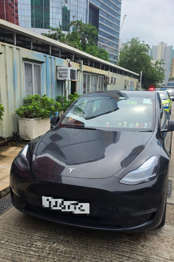東九龍總區警員喬裝乘客成功截獲兩輛懷疑涉及非法載客取酬的私家車(警方圖片)
