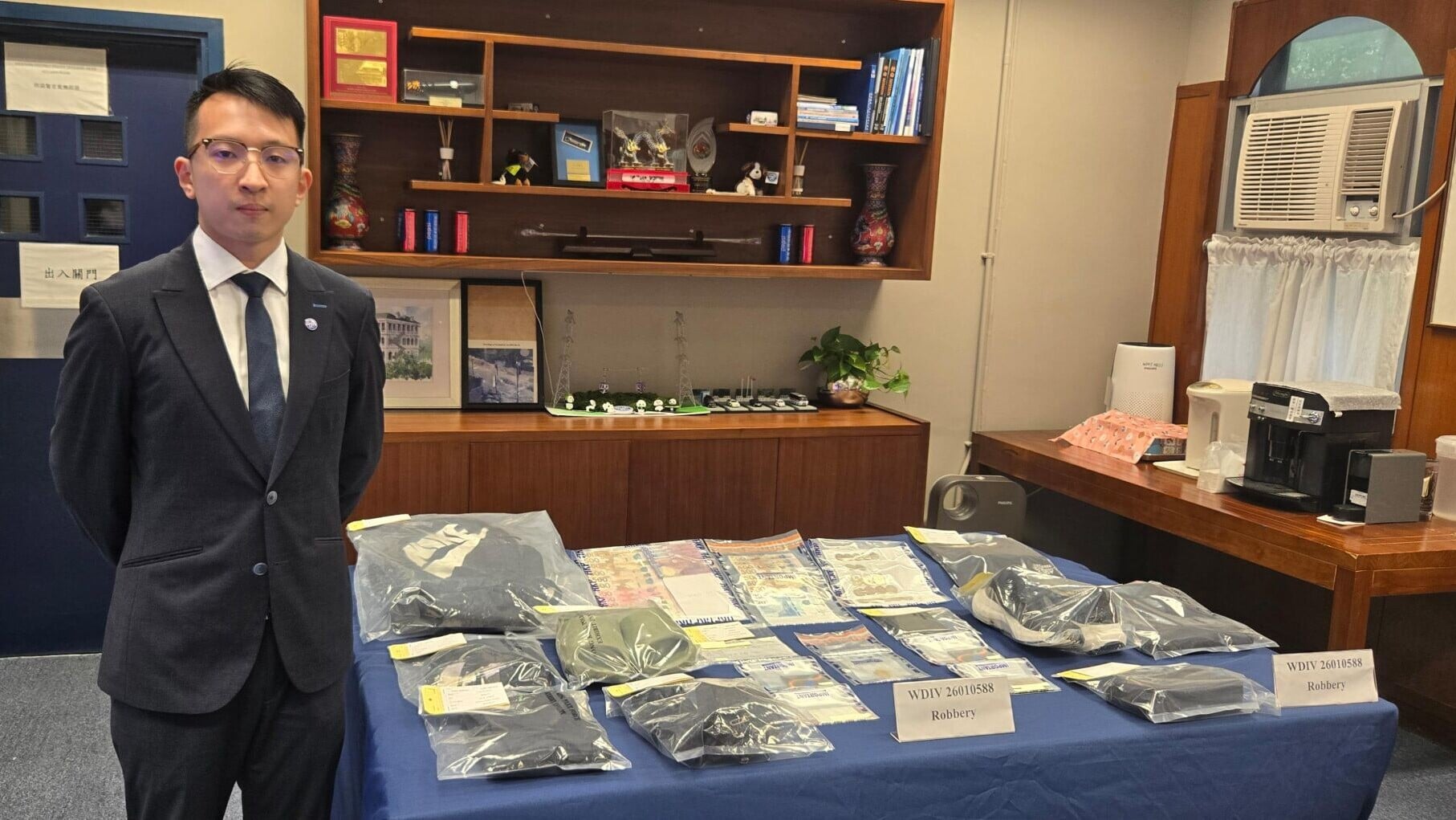 西環髮廊店員遭搶走1.2萬元金頸鏈　警起回贓物拘兩男賊 (更新)