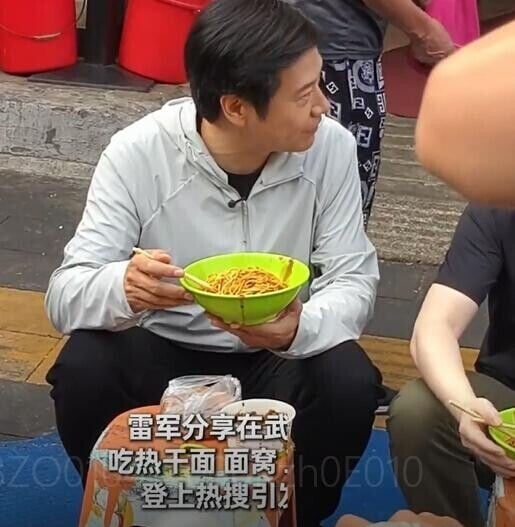 雷軍享用熱乾麵+麵窩+蛋酒