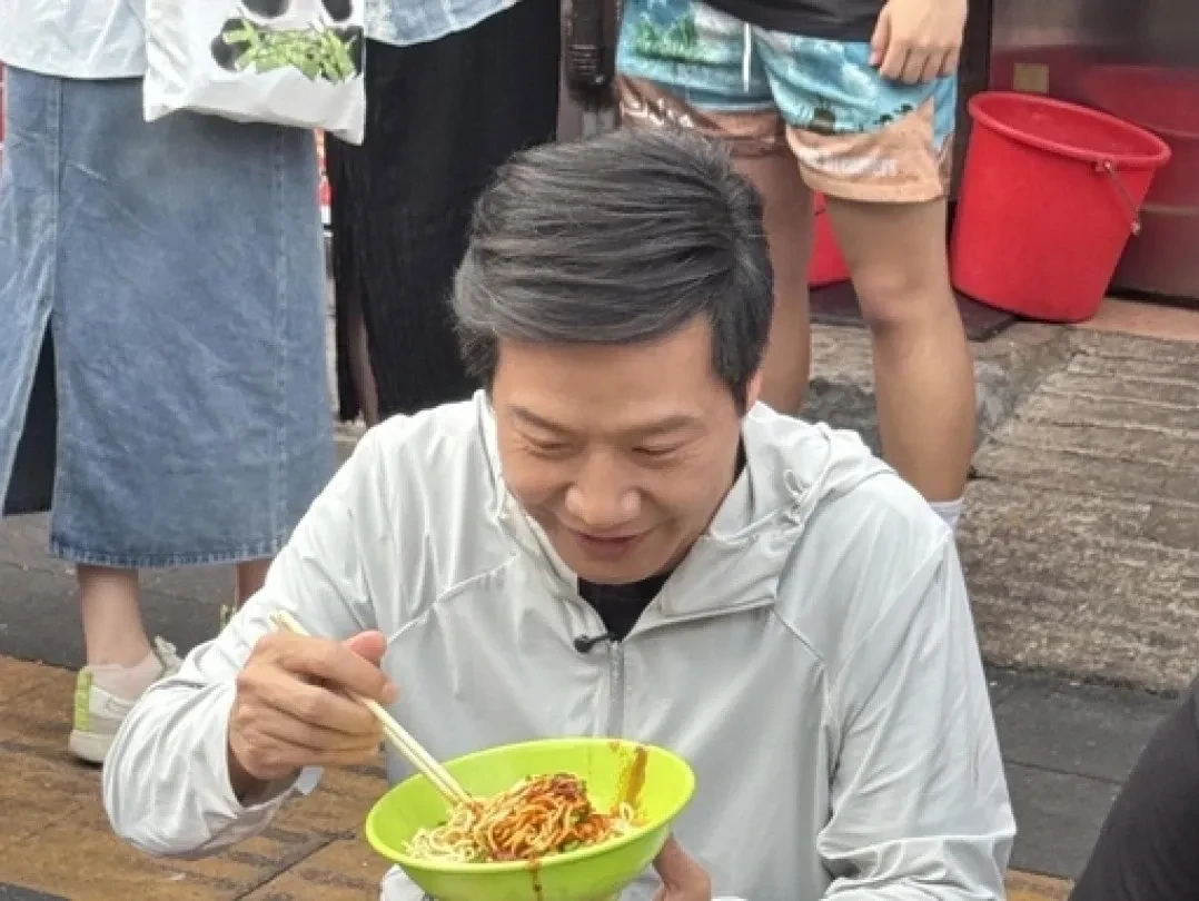 雷軍享用熱乾麵+麵窩+蛋酒