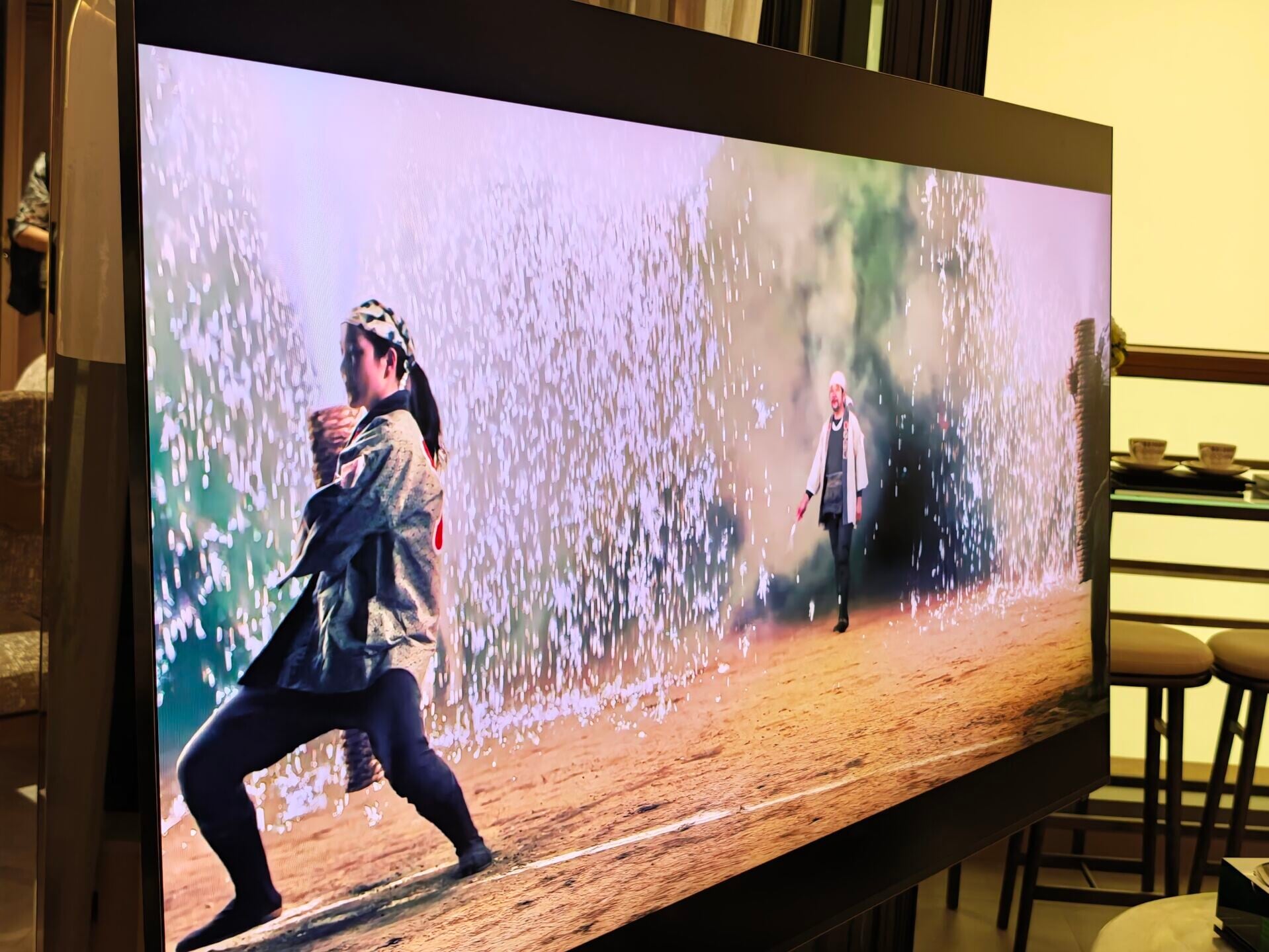 Samsung Micro RGB R95H電視側看亦清晰。