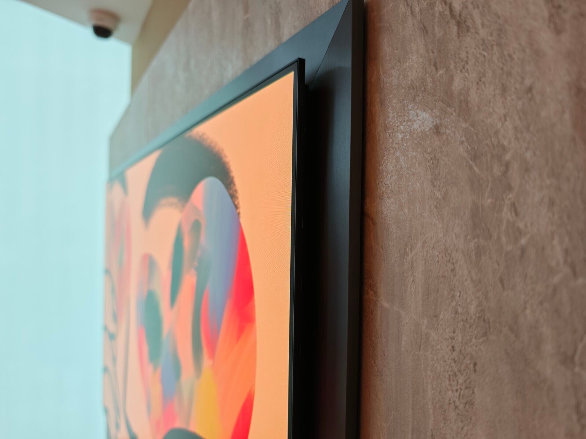 Samsung OLED S95H新增了邊框有助散熱。