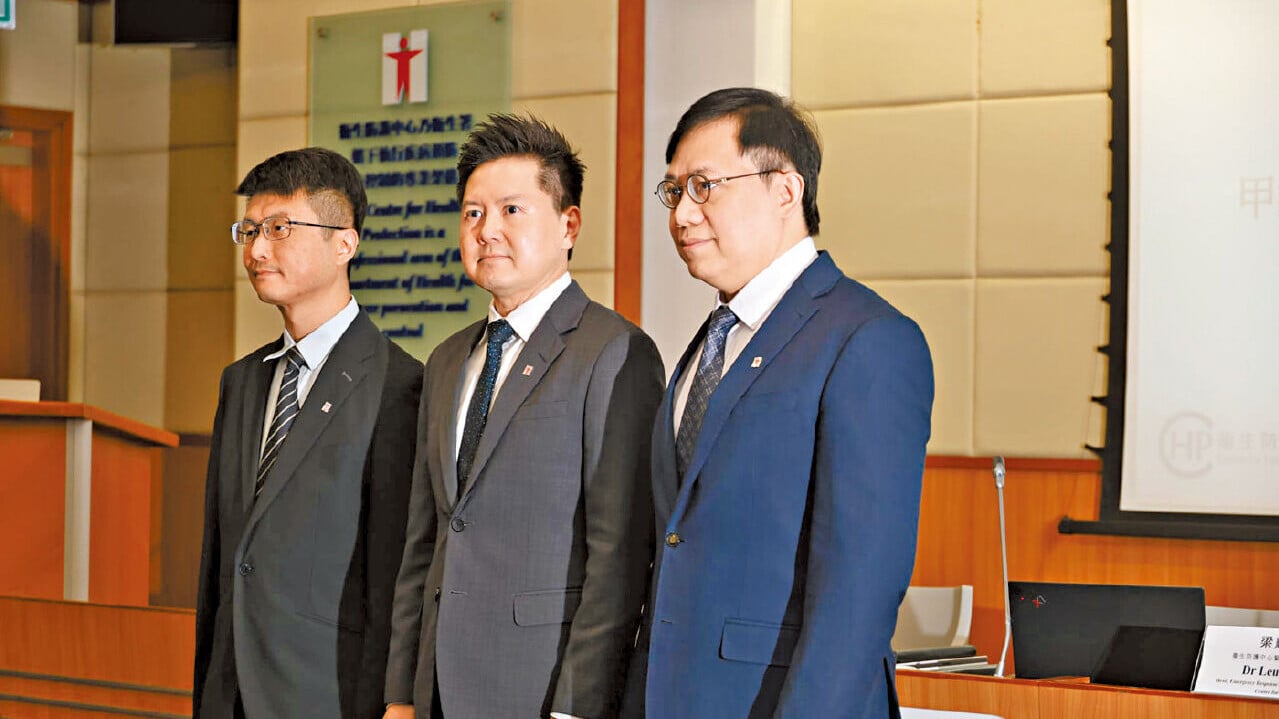 徐樂堅(中)、防護中心傳染病處主任歐家榮(右)和緊急應變及項目管理處主任梁耀康(左)昨講述甲型H9流感及其他呼吸道疾病的最新情況。(鍾式明攝)