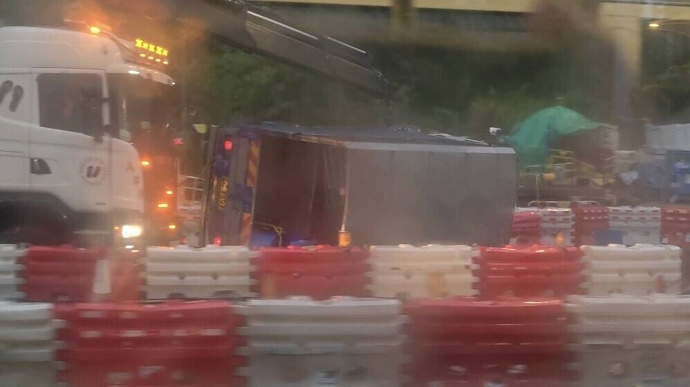粉嶺公路貨車翻側，運輸署：往上水方向全線封閉。(FB/馬路的事(即時交通資訊區）)