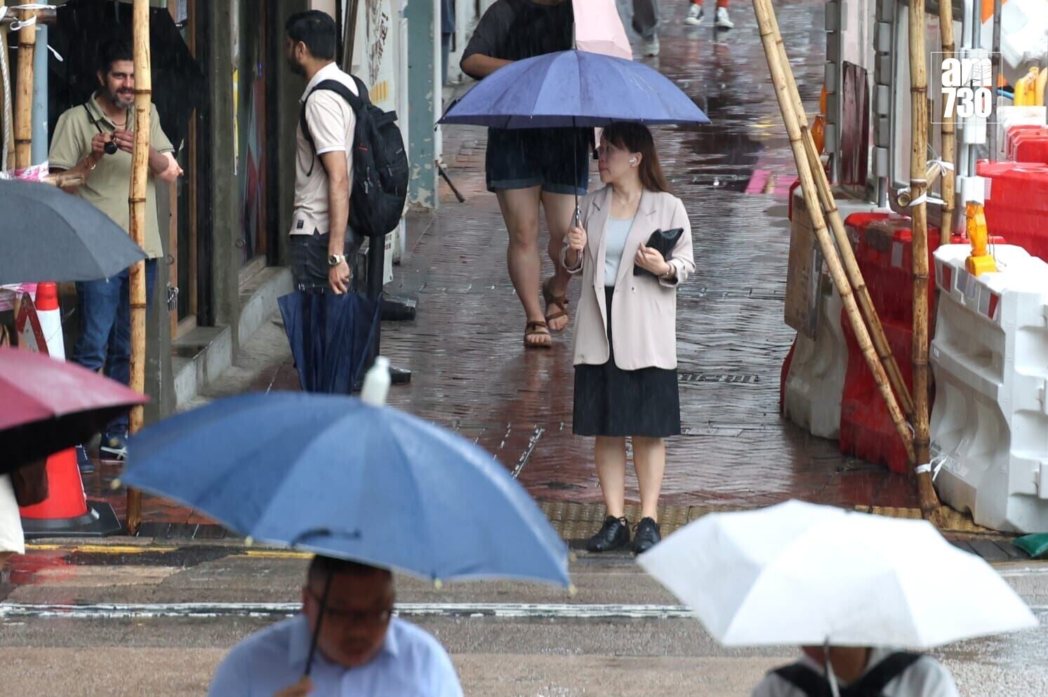 本港地區持續有大雨及狂風雷暴,雨勢有時頗大。(周令知攝)