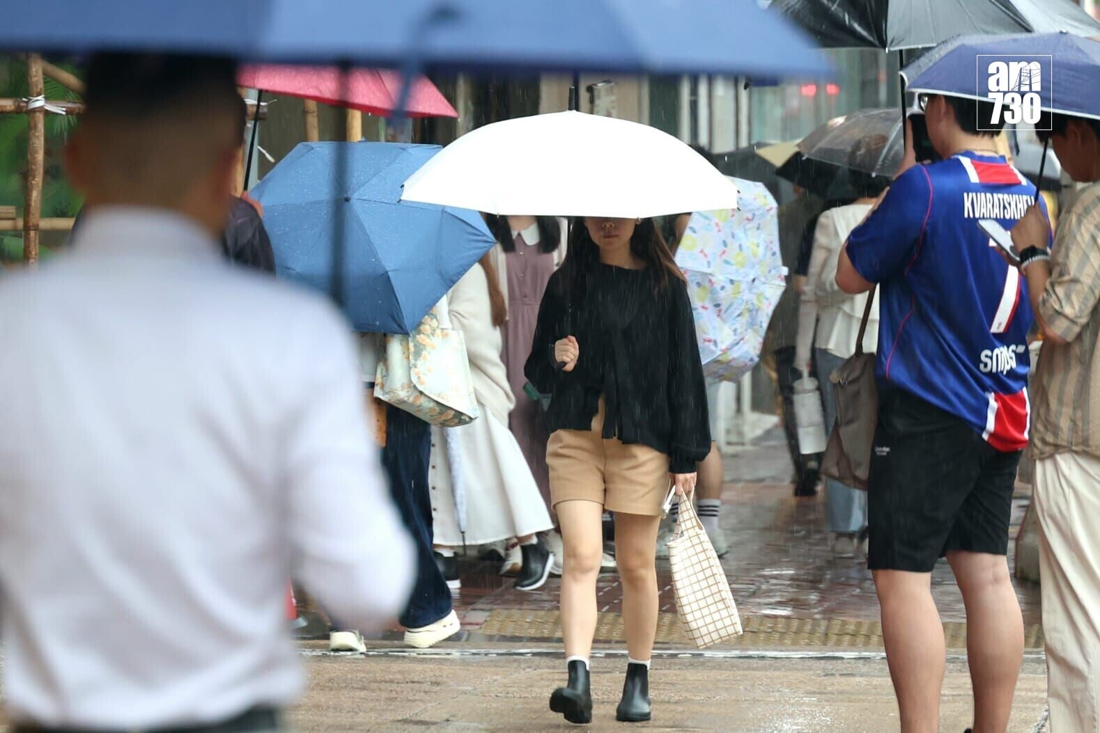 本港地區持續有大雨及狂風雷暴,雨勢有時頗大。(周令知攝)
