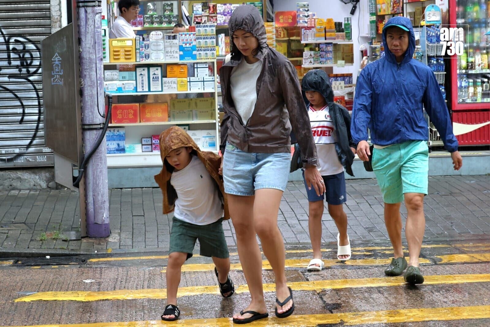本港地區持續有大雨及狂風雷暴,雨勢有時頗大。(周令知攝)