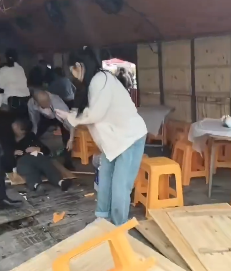 江蘇省南通市如東縣有村民在辦喪事期間,遭一輛寶馬私家車倒車撞入他們用餐的棚子,事故造成1人死亡、7人受傷。(影片截圖)