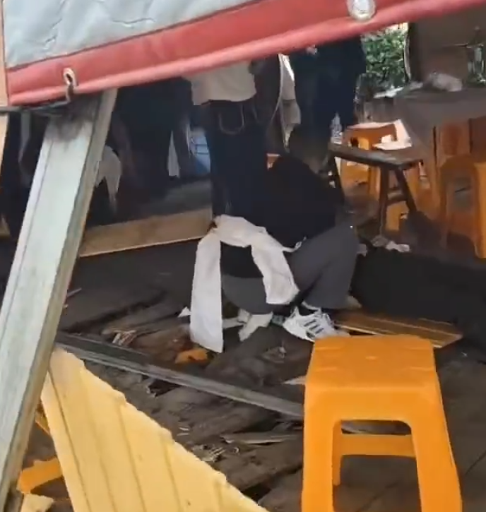 江蘇省南通市如東縣有村民在辦喪事期間,遭一輛寶馬私家車倒車撞入他們用餐的棚子,事故造成1人死亡、7人受傷。(影片截圖)