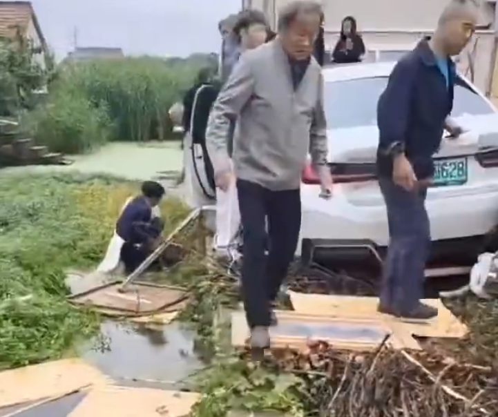 江蘇省南通市如東縣有村民在辦喪事期間,遭一輛寶馬私家車倒車撞入他們用餐的棚子,事故造成1人死亡、7人受傷。(影片截圖)