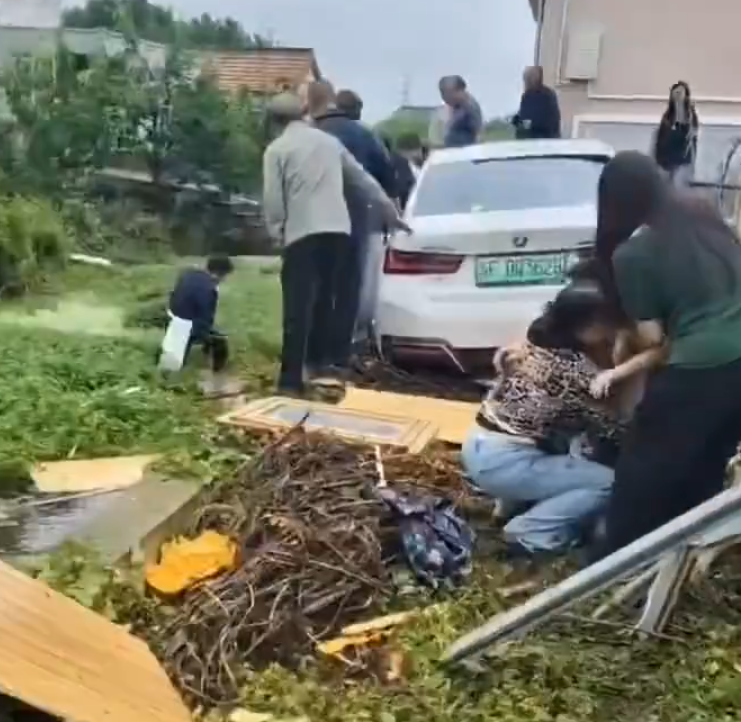 江蘇省南通市如東縣有村民在辦喪事期間,遭一輛寶馬私家車倒車撞入他們用餐的棚子,事故造成1人死亡、7人受傷。(影片截圖)