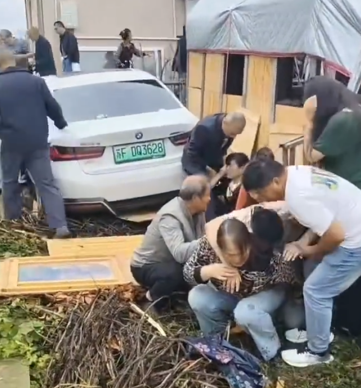 江蘇省南通市如東縣有村民在辦喪事期間,遭一輛寶馬私家車倒車撞入他們用餐的棚子,事故造成1人死亡、7人受傷。(影片截圖)