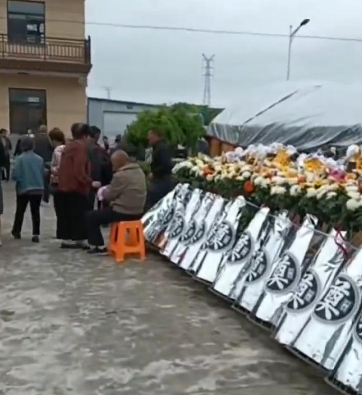 江蘇省南通市如東縣有村民在辦喪事期間,遭一輛寶馬私家車倒車撞入他們用餐的棚子,事故造成1人死亡、7人受傷。(影片截圖)