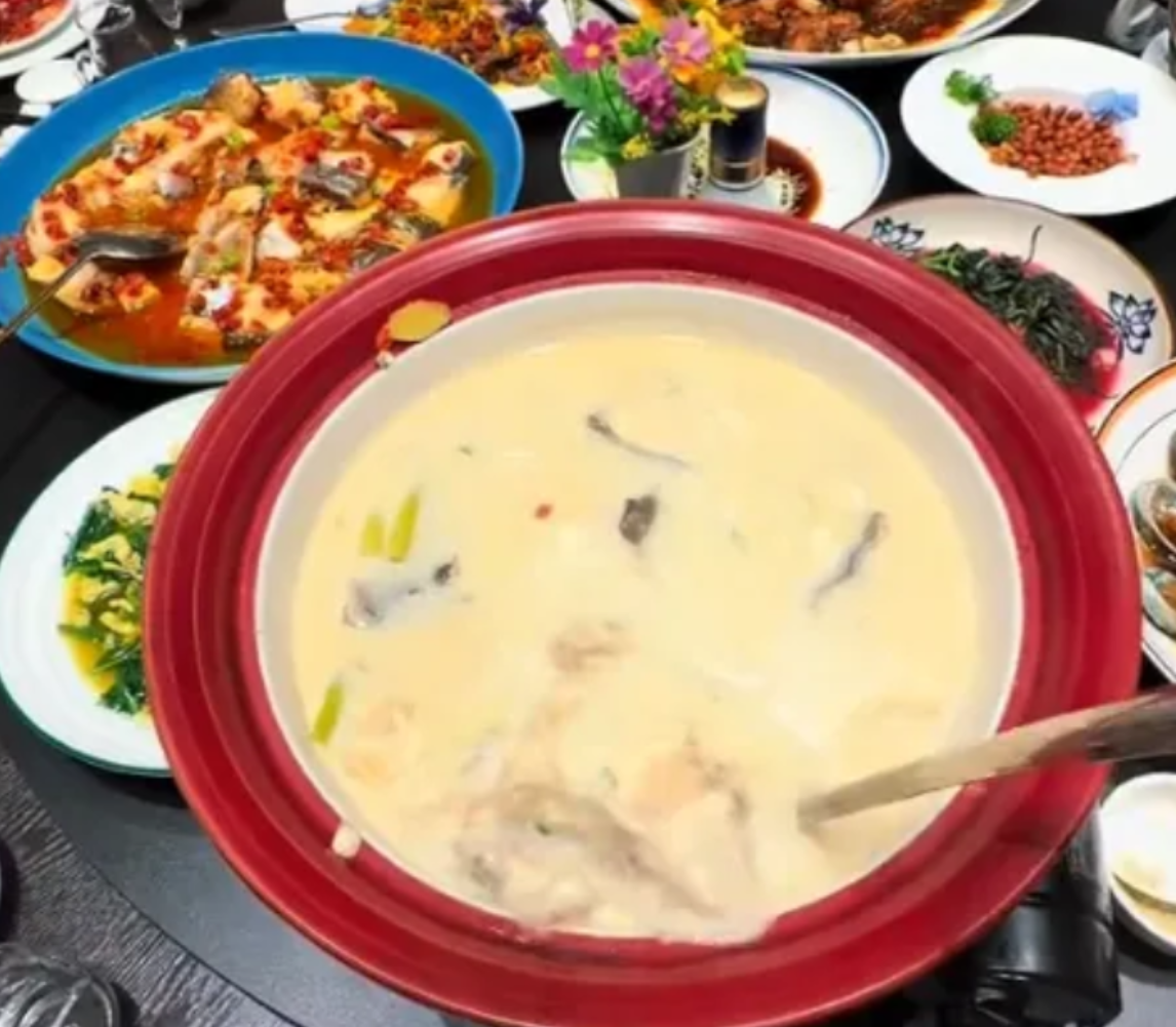 江蘇無錫一辦公室使用5年多的大型魚缸突然爆裂,缸內價值30多萬元人民幣的多種名貴觀賞魚全部死亡。魚缸主人惋惜又無奈地表示:「只能做成魚頭湯了。」(影片截圖)