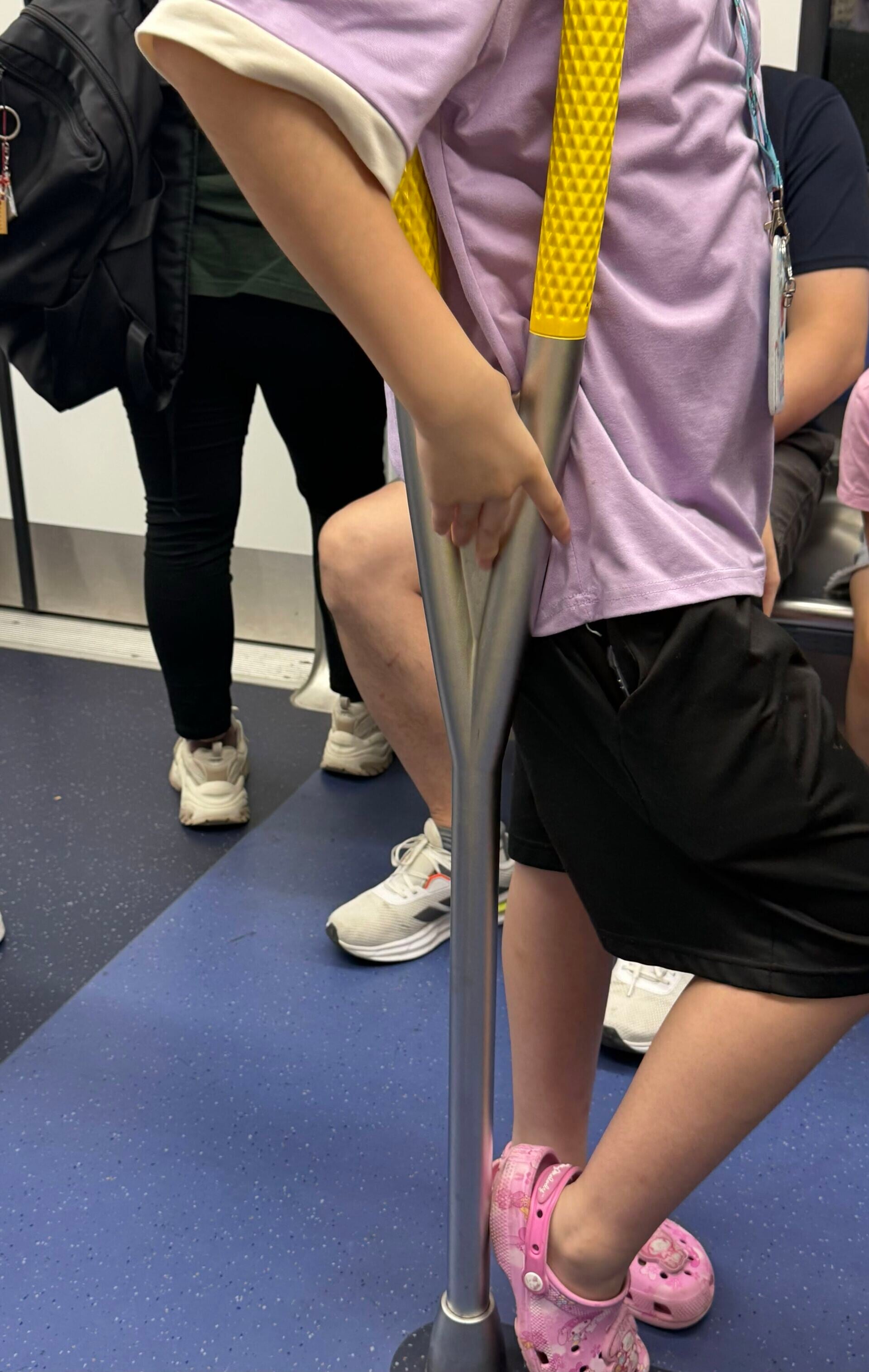 不少人乘搭港鐵時常在車廂遇到以背部緊貼扶手柱的乘客,令其他乘客無法使用扶手。(Threads)