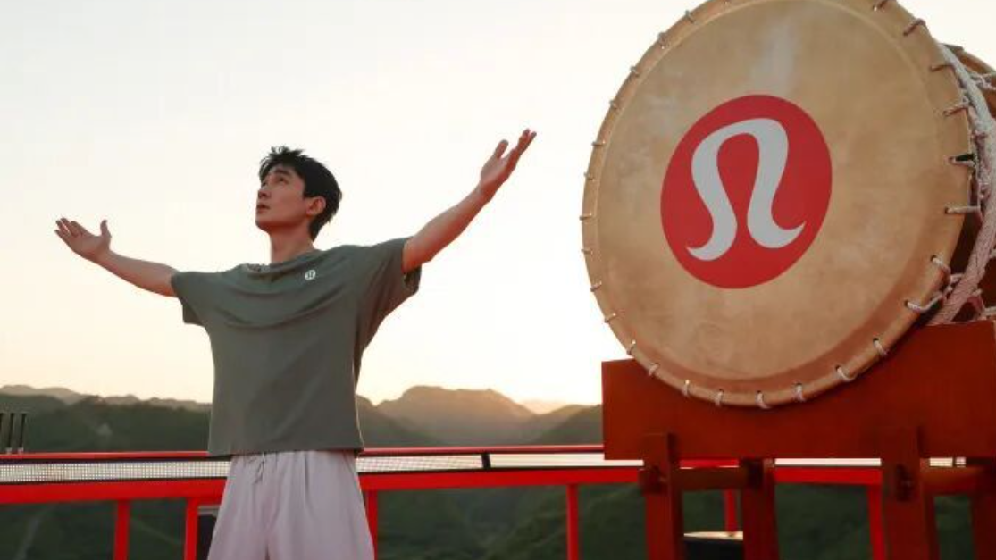 運動品牌Lululemon上月在北京黃花城水長城舉辦大型瑜伽嘉年華活動，期間品牌大使、內地演員朱一龍參與擊鼓表演。(網上圖片)
