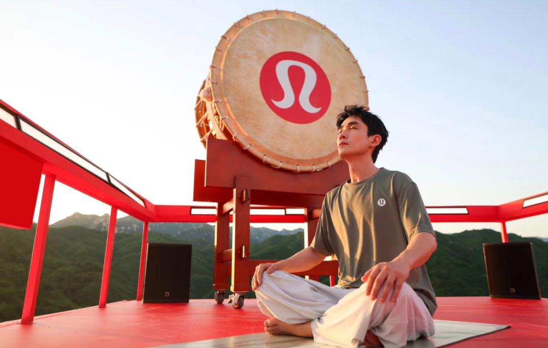 運動品牌Lululemon上月在北京黃花城水長城舉辦大型瑜伽嘉年華活動,期間品牌大使、內地演員朱一龍參與擊鼓表演。(網上圖片)